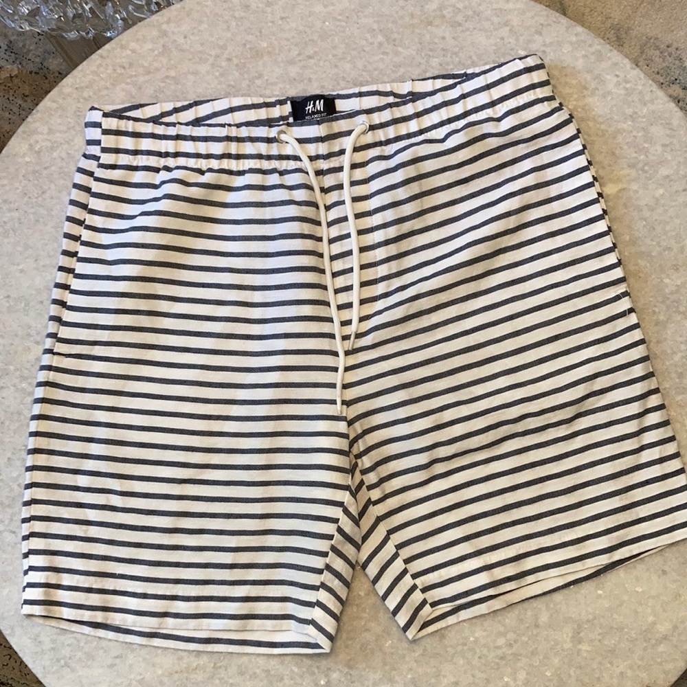 Men’s Relaxed fit striped shorts